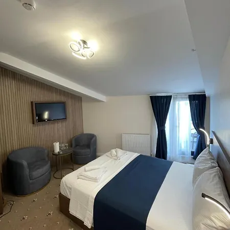 Hotel Airport Waves *