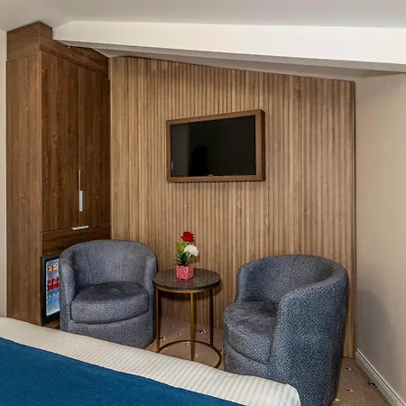 Airport Waves Hotel