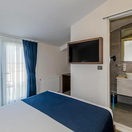 Hotel Airport Waves 4*