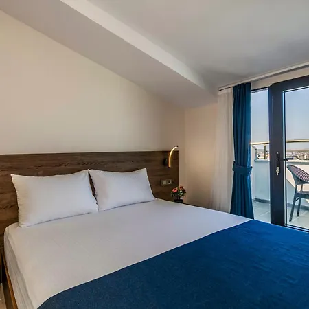 Hotel Airport Waves 4*