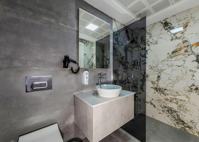 Airport Waves Hotel 4*